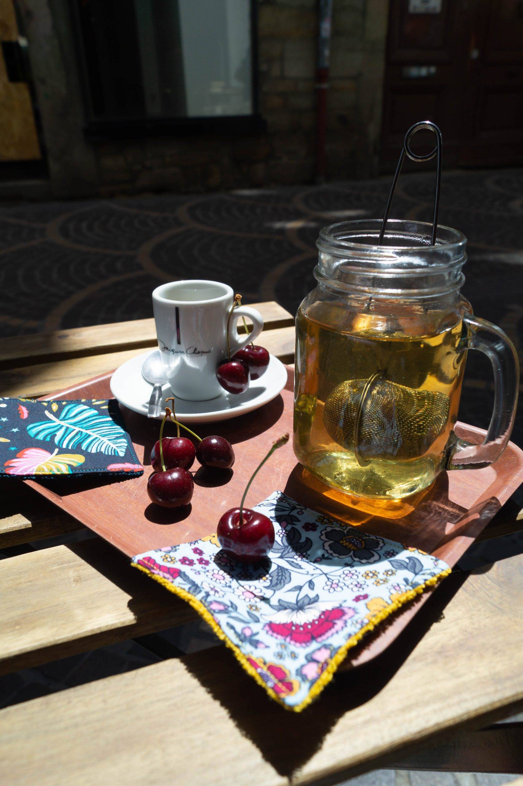 Thé et café servis avec des fruits de saison chez le P'tea Café