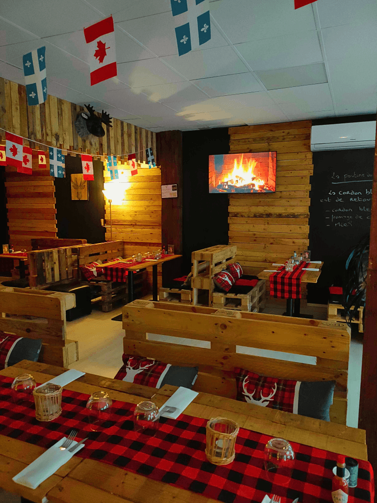 Intérieur du restaurant El Coro de la Poutine, Où sortir pour manger québécois à Saint-Étienne ?
